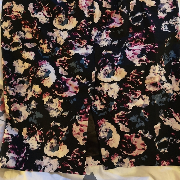 RW and Co Pencil skirt with flower print - Picture 4 of 4